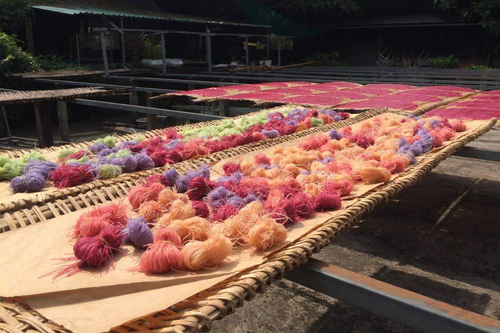 paquets colorés de nouilles séchées séchant au soleil à Can Tho